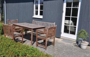 uma mesa de madeira e duas cadeiras ao lado de uma casa em Beautiful Home In Sydals With Wifi em Skovby