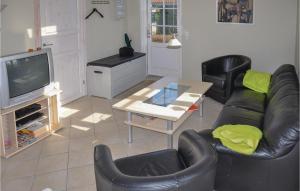 uma sala de estar com um sofá de couro preto e uma mesa em Beautiful Home In Sydals With Wifi em Skovby