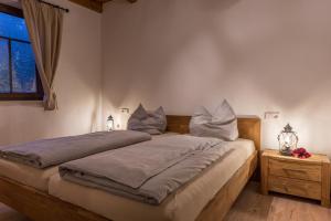 um quarto com uma cama e uma janela em Haus Waldfrieden em Kurort Altenberg