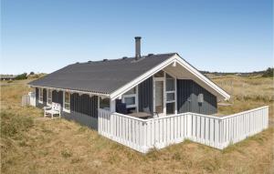 ヒアツハルスにあるHoliday Home Klitrenden Hirtshals Viの小屋