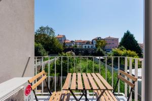 een houten bank bovenop een balkon bij Boavista Garden Apartment in Porto