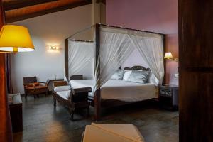 A bed or beds in a room at Eco Hotel Boutique & Spa Capitulo Trece - Adults Only