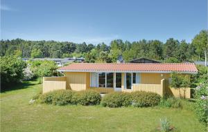 una casa amarilla con techo rojo en Lovely Home In Kalundborg With Kitchen, en Bjørnstrup