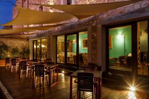 A restaurant or other place to eat at Eco Hotel Boutique & Spa Capitulo Trece - Adults Only