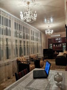 een laptop op een tafel in een kamer bij Apartment at Narimanov 151 in Ganja