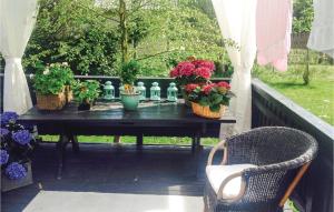 ホーンバックにある4 Bedroom Amazing Home In Hornbkの鉢植えの花の置いたテーブル