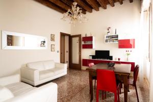 a living room with a table and a white couch at Cà Venier in Venice