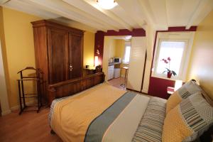 Schlafzimmer mit einem Bett und einem Fenster in der Unterkunft La chambre aux hirondelles in Ittenheim
