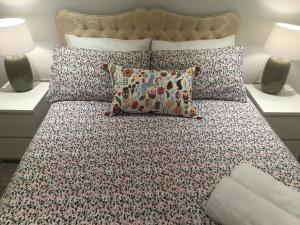 a bed with two lamps and two pillows on it at GRAND SERVICED APARTMENTS***** in Croydon