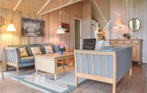 sala de estar con sofá y mesa en Stunning Home In Dronningmlle With 4 Bedrooms, Sauna And Wifi, en Dronningmølle
