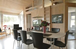 Amazing Home In Saltum With Wifi في Saltum: غرفة طعام مع طاولة وكراسي
