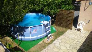 a small inflatable swimming pool in a yard at Maison de l'Horte in Ginestas