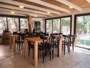 comedor con mesas y sillas de madera en Berenice Winery Suites, en Tiberíades