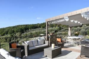 patio z krzesłami i stołem z widokiem w obiekcie Villa Torresassa w mieście Montaione