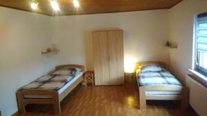 1 Schlafzimmer mit 2 Betten und einem Schrank in der Unterkunft "Klein und Fein"-Monteurzimmer Pohlheim in Pohlheim