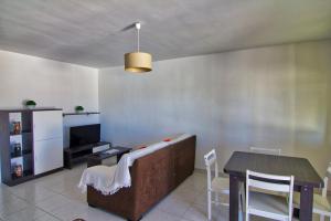 una sala de estar con un sofá y una mesa en Casa Albina, en Riumar