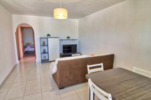Una habitación con una cama y una mesa y una cocina. en Casa Albina, en Riumar