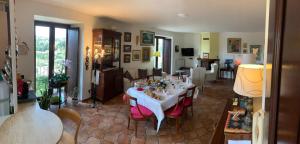 een woonkamer met een tafel en een eetkamer bij Casa del 1000 Alloggio locato per fini turistici in Canino