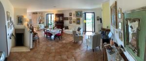 a living room with a dining table and a living room at Casa del 1000 Alloggio locato per fini turistici in Canino