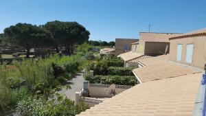 En hage utenfor Villa tout confort dans résidence privée avec piscine à 500m de la plage - Climatisation, WIFI, parking
