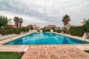 una piscina en un patio con palmeras en Casa Albina, en Riumar