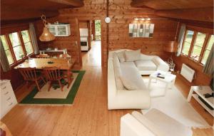 HøjbyにあるStunning Home In Nykbing Sj With 3 Bedroomsのリビングルーム(白いソファ、テーブル付)