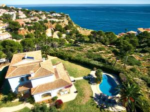 Balcon del MarにあるVilla Miramar, Luxury Villa Rental - Javeaの家屋と海の空の景色
