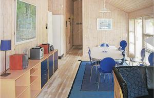 Vester Sømarkenにある4 Bedroom Beautiful Home In Aakirkebyのテーブルと椅子が備わる部屋