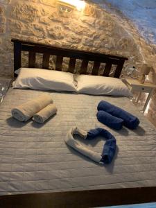 un letto con due cuscini a forma di cuore di Romantic MiniLoft a Ostuni