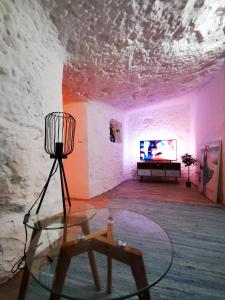 TV a/nebo společenská místnost v ubytování Casa Cueva Azul