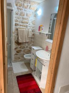 bagno con lavandino bianco e servizi igienici di Romantic MiniLoft a Ostuni