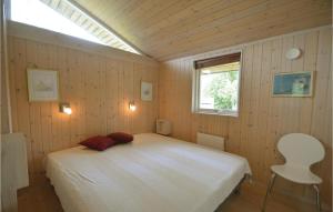 Bøtø ByにあるAwesome Home In Vggerlse With 3 Bedrooms, Sauna And Wifiのベッドルーム(白いベッド1台、窓付)