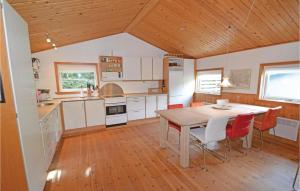ホにあるAmazing Home In Blvand With 3 Bedrooms, Sauna And Wifiのキッチン(テーブル、椅子付)
