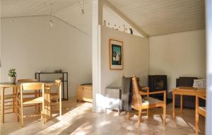 salon ze stołem i krzesłami oraz jadalnią w obiekcie One-Bedroom Holiday Home In Tisvildeleje w mieście Tisvilde