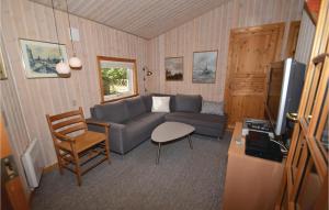 ホにあるAmazing Home In Blvand With 3 Bedrooms, Sauna And Wifiのリビングルーム(ソファ、テーブル付)