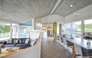 エーベルトフトにあるNice Home In Ebeltoft With 6 Bedrooms, Wifi And Indoor Swimming Poolのキッチン、リビングルーム(テーブル、ソファ付)