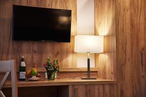 TV a/nebo společenská místnost v ubytování Joos Hotel + 19 fotografií