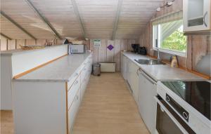 Kuchyň nebo kuchyňský kout v ubytování Gorgeous Home In Sydals With Kitchen