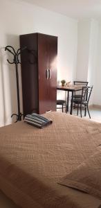 a bedroom with a bed and a table with chairs at Pacurí - Habitaciones Privadas in Puerto Iguazú