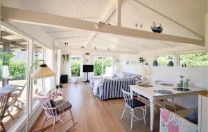 Χώρος καθιστικού στο Nice Home In Juelsminde With Wifi