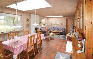 uma sala de estar com uma mesa e um sofá em Beautiful Home In rsted With Kitchen em Ørsted