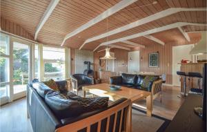 ロモ・キルケビーにあるGorgeous Home In Rm With Saunaのリビングルーム(革製家具、木製の天井付)