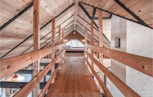 eine Holztreppe in einem Gebäude mit Holzdecke in der Unterkunft Beautiful Home In Knebel With Kitchen in Knebel