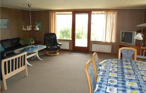 BolilmarkにあるStunning Home In Rm With 3 Bedrooms, Sauna And Wifiのリビングルーム(テーブル、ソファ付)