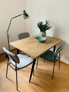 a wooden table with two chairs and a lamp at Danilos Boardinghouse in Weinheim