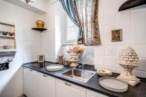 罗马Ripetta Miracle Suite的带水槽和窗户的厨房柜台 更多33张照片