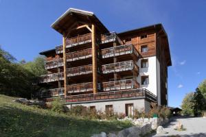 - un bâtiment avec des balcons sur le côté dans l'établissement Bel appartement 6 à 8 personnes au pied des pistes, à Les Deux Alpes