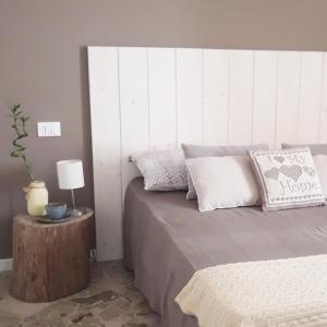 1 dormitorio con 1 cama con cabecero de madera en Stella di Mare, en Rímini