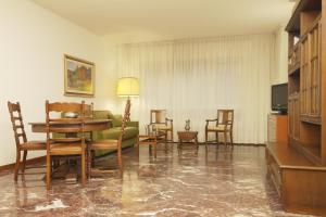 TV a/nebo společenská místnost v ubytování Rosa Garden B&B