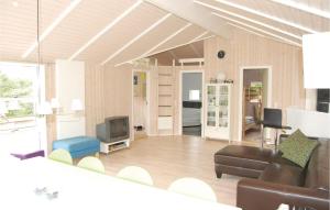 un soggiorno con divano e TV di Cozy Home In Stege With Sauna a Stege